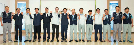 이기권 노동부 장관(왼쪽 일곱번째)이 28일 부산공장을 방문해 프랑수아 프로보 사장(여섯번째)과 최오영 노동조합위원장(여덟번째) 등 회사 관계자들과 노사간담회를 가진 후 기념촬영을 하고 있다.     르노삼성자동차 제공